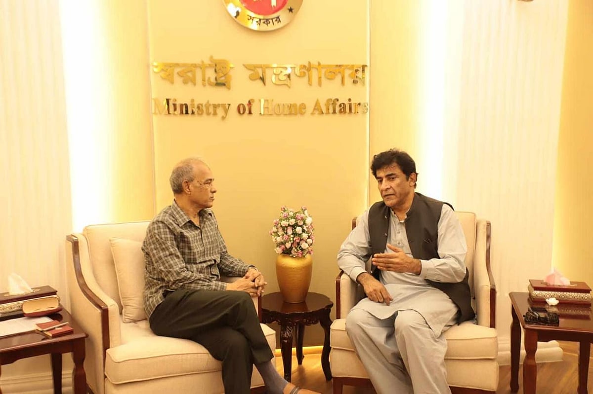 স্বরাষ্ট্র উপদেষ্টা লেফটেন্যান্ট জেনারেল মো. জাহাঙ্গীর আলম চৌধুরীর (অব.) সঙ্গে সচিবালয়ে সৌজন্য সাক্ষাৎ করেন পাকিস্তানের হাইকমিশনার আহমদ মারুফ। ২ সেপ্টেম্বর